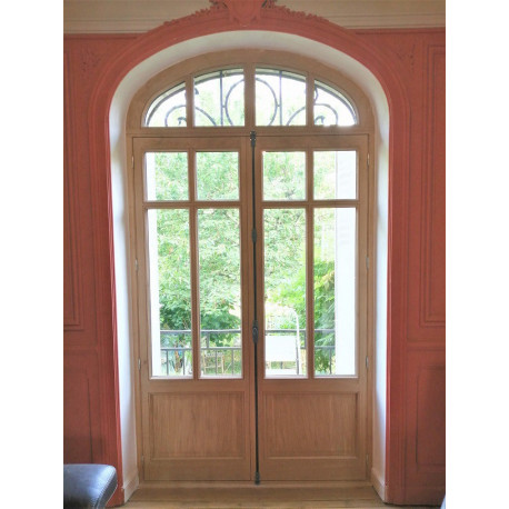 PORTE-FENETRE en CHENE MASSIF / 2 VANTAUX à FERMETURE à GUEULE de LOUP avec une IMPOSTE FIXE en ANSE de PANIER