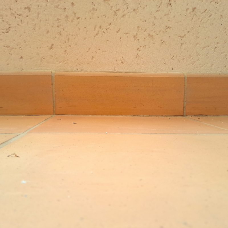 PLINTHE en TERRE CUITE / VENDU au ML