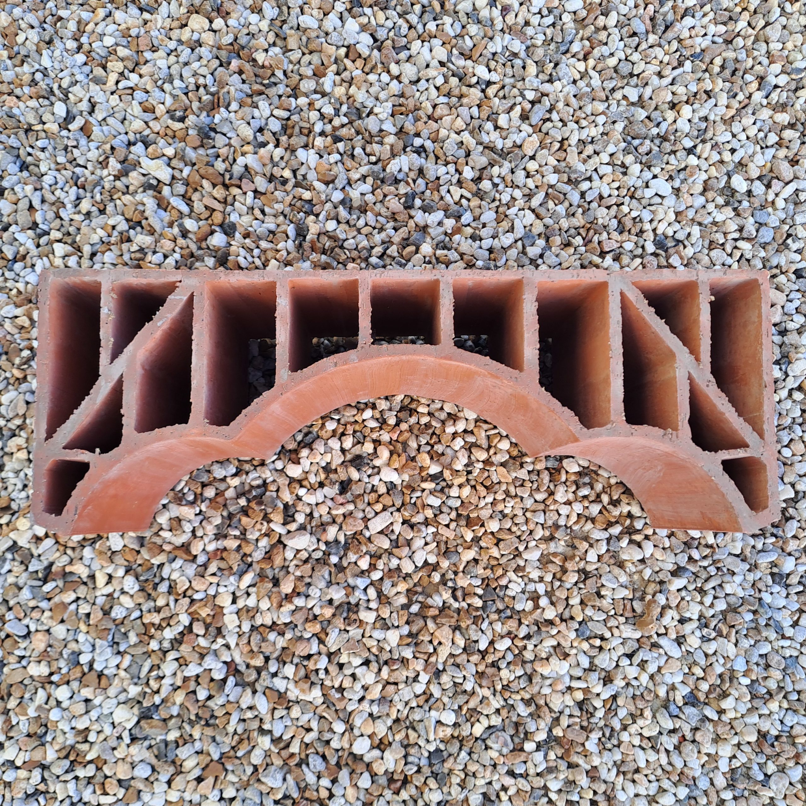 ENTREVOUS CINTRES en TERRE CUITE MODELE : ROUGE LISSE TRIPLE GRANDE COURBE VENDU à L'UNITE