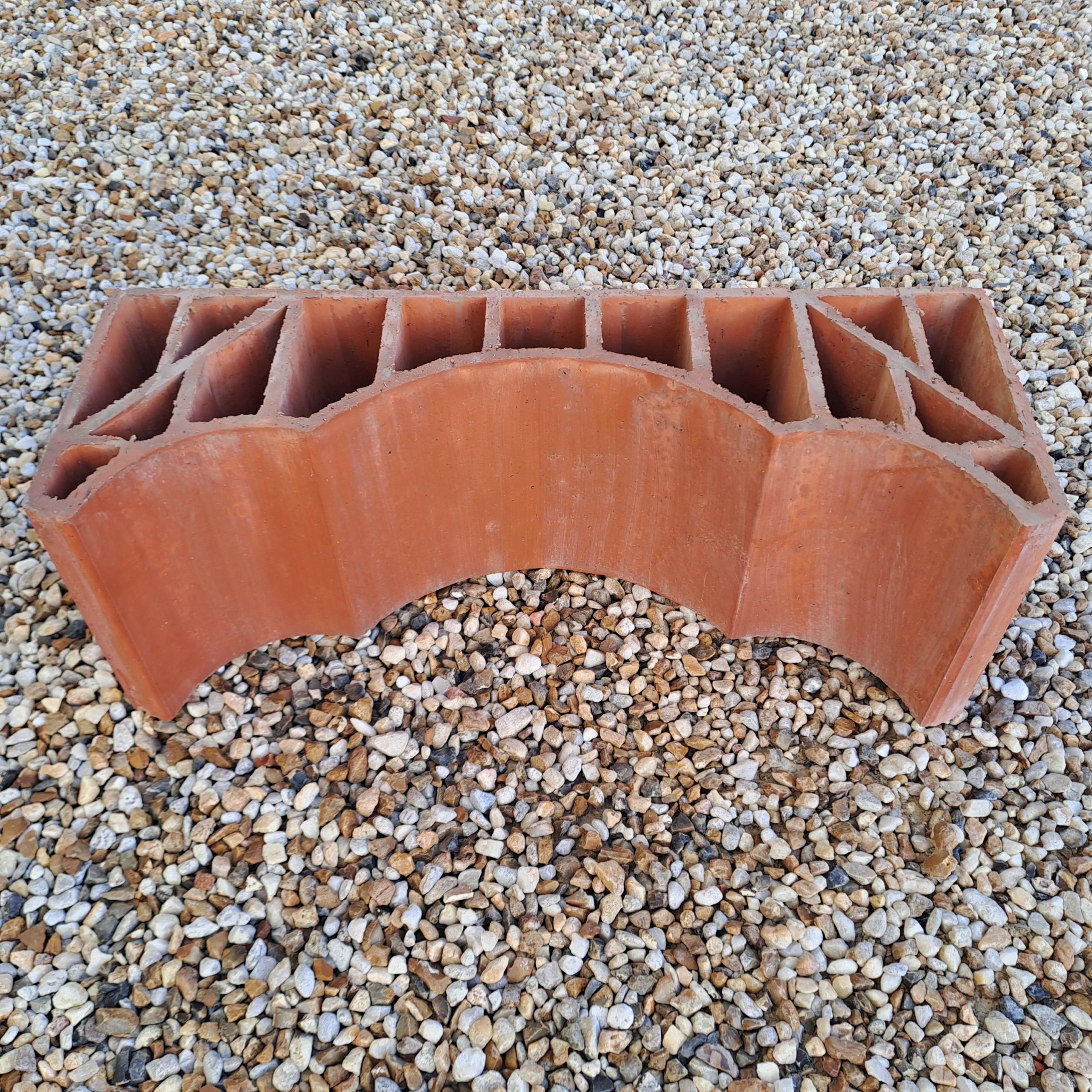 ENTREVOUS CINTRES en TERRE CUITE MODELE : ROUGE LISSE TRIPLE GRANDE COURBE VENDU à L'UNITE – Image 2