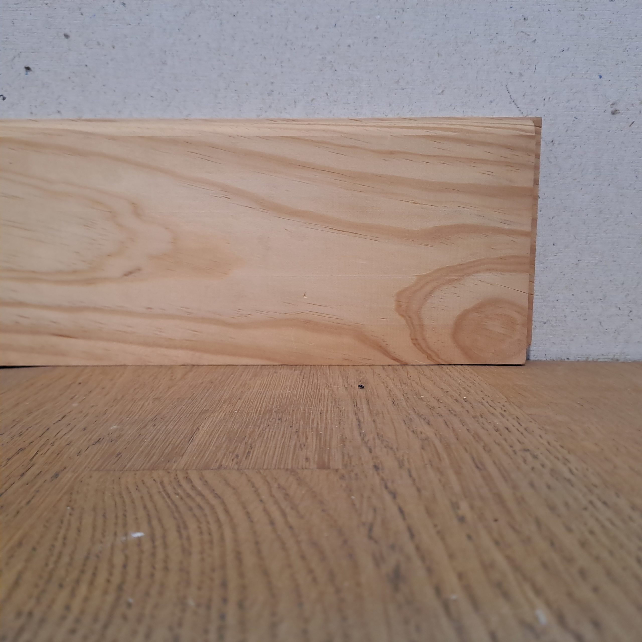 PLINTHES en PIN MARITIME MASSIF / NON PONCE VENDU au ML