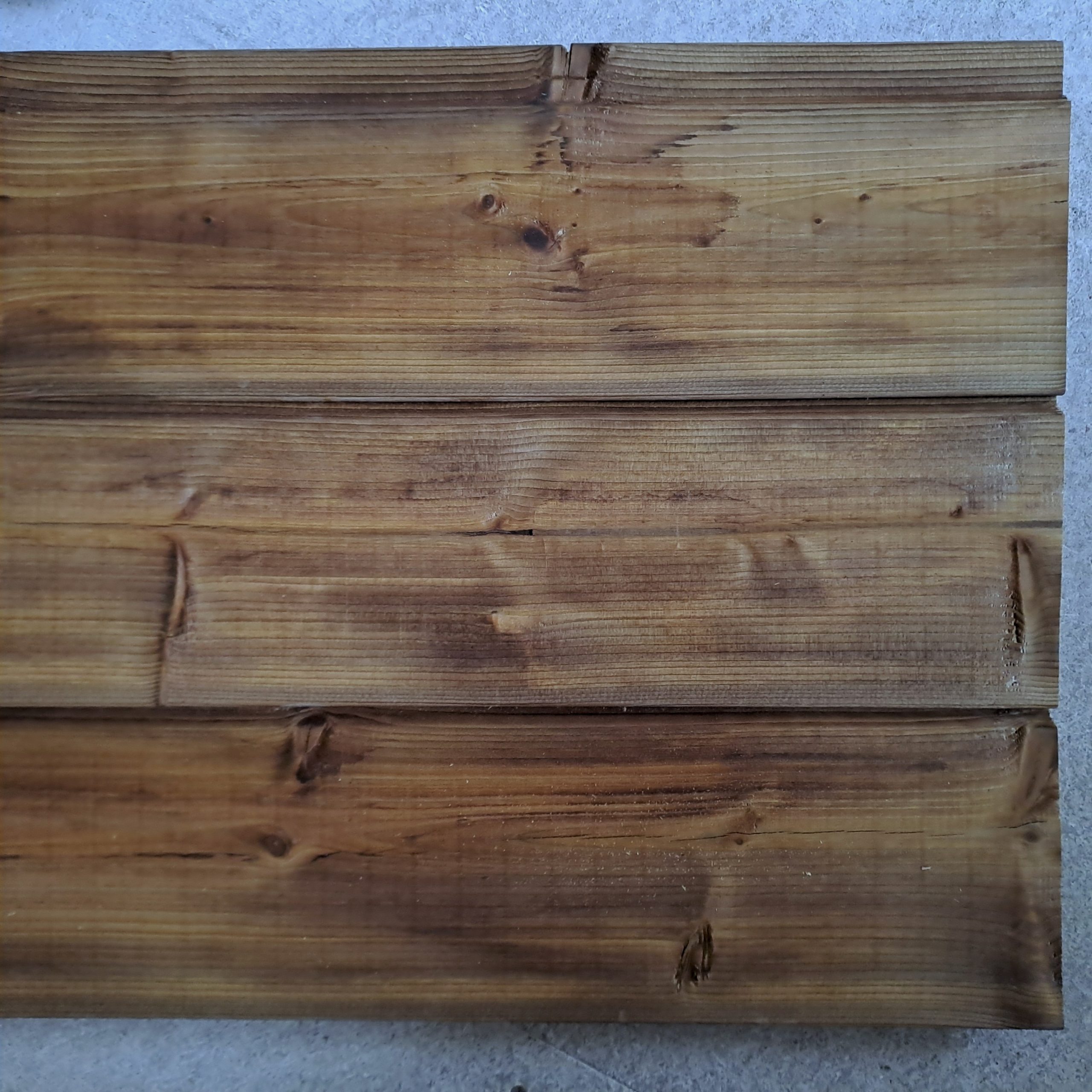 BARDAGE en EPICEA / Couleur marron clair / CLOUAGE INVISIBLE Vendu au m²